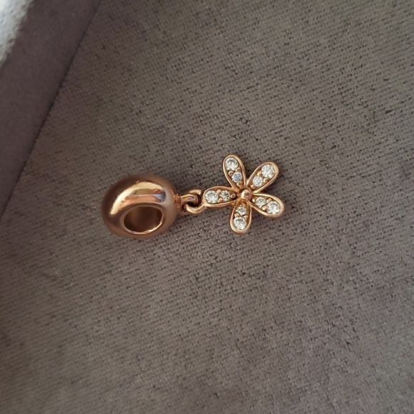 Pandora Dazzling Daisy dangle charm - Picture 2 of 6